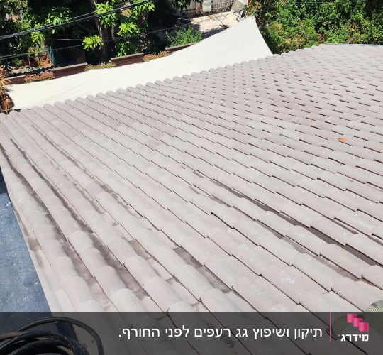 גג רעפים חום עם צינורות וחוטים